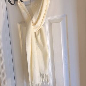 Women’s cream colored, Preston & York scarf. This scarf is in new condition.